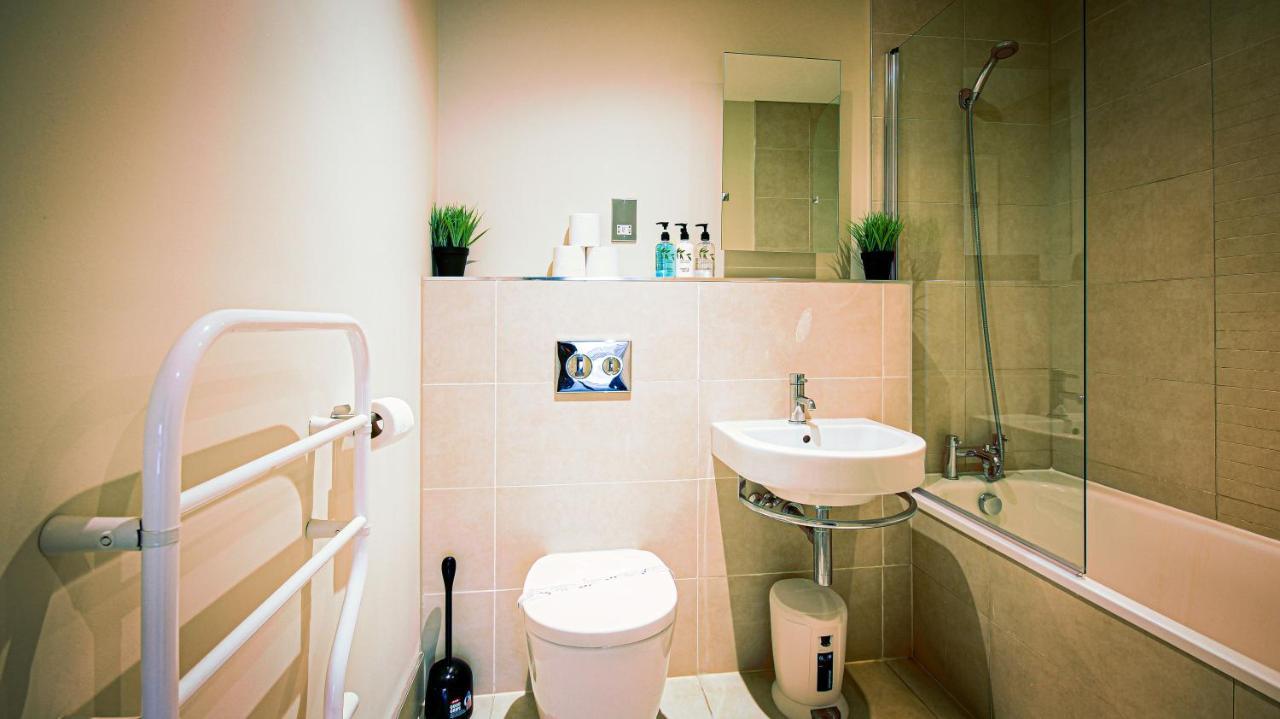 Superb City Center 1 Or 2 Bedroom Apts King Bed Саутхамптън Екстериор снимка