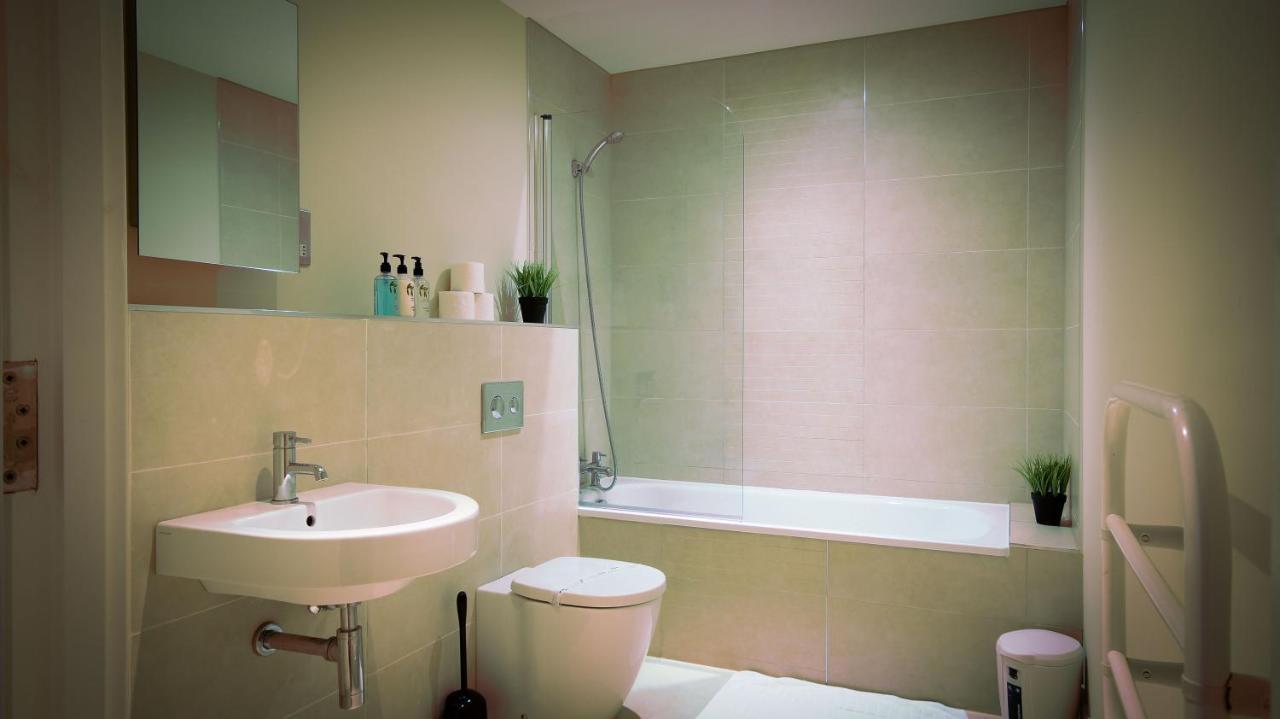 Superb City Center 1 Or 2 Bedroom Apts King Bed Саутхамптън Екстериор снимка