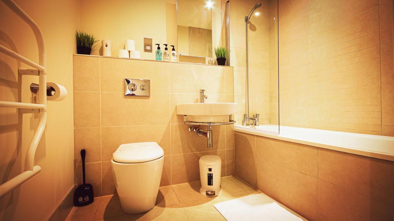 Superb City Center 1 Or 2 Bedroom Apts King Bed Саутхамптън Екстериор снимка